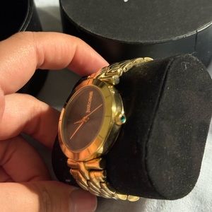 Chic, sleek and fashionable, a precise timepiece and elegant accessory.